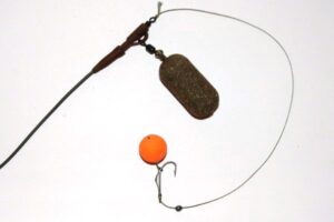 A simple no-knot knot and blow back ring mounted on the shank of the hook Best carp rigs
