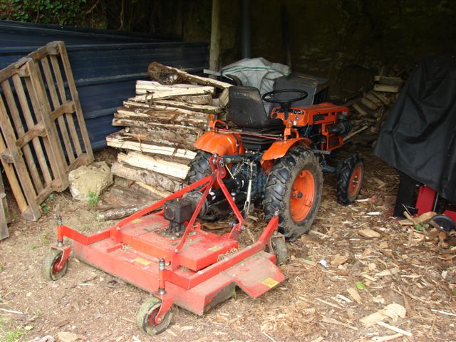 The tractor is fixed at Bletiere carp lake