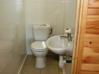 Accommodation photos at Oakview carp lake in France.