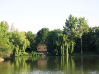 Accommodation photos at Molyneux carp lake in France.