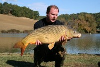A 32lb Carp from Mas Bas Main Lake in Oct 2011 by Sander Beijderwellen