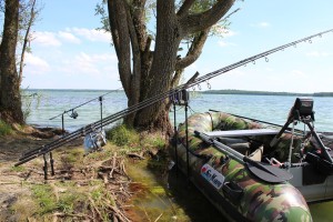 Bruno Simond - Fishing from an island on a big French carp lake