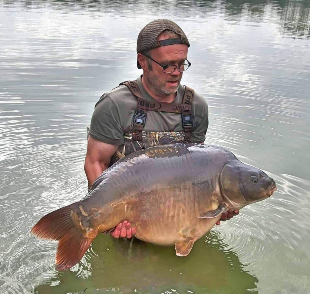 huge lake record carp at blue lake