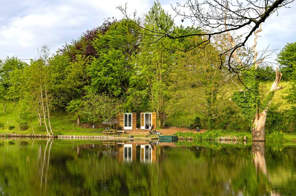 Linstant Carp Fishing Lake with wooden pods