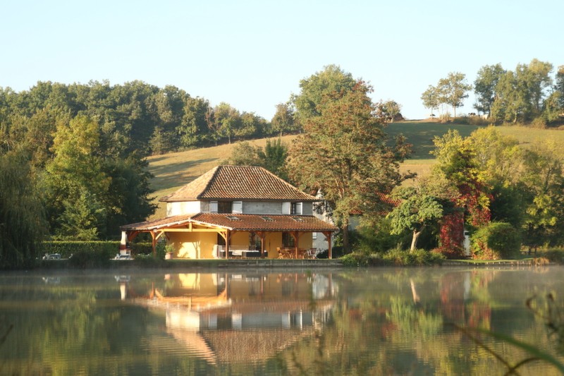 Private carp lakes in France with accommodation
