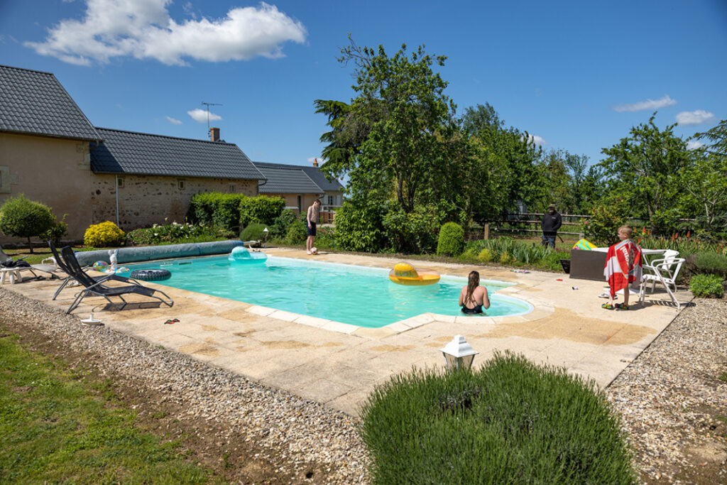 Vincons carp fishing with accommodation and swimming pool in France