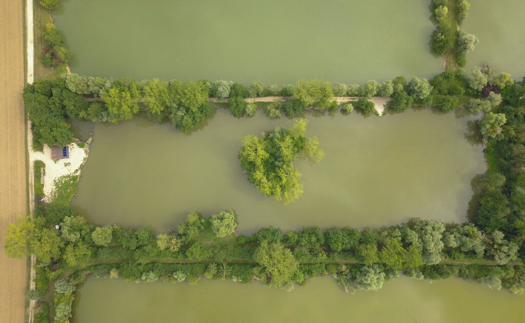 Le Repaire small exclusive carp lakes in france with simple accommodation