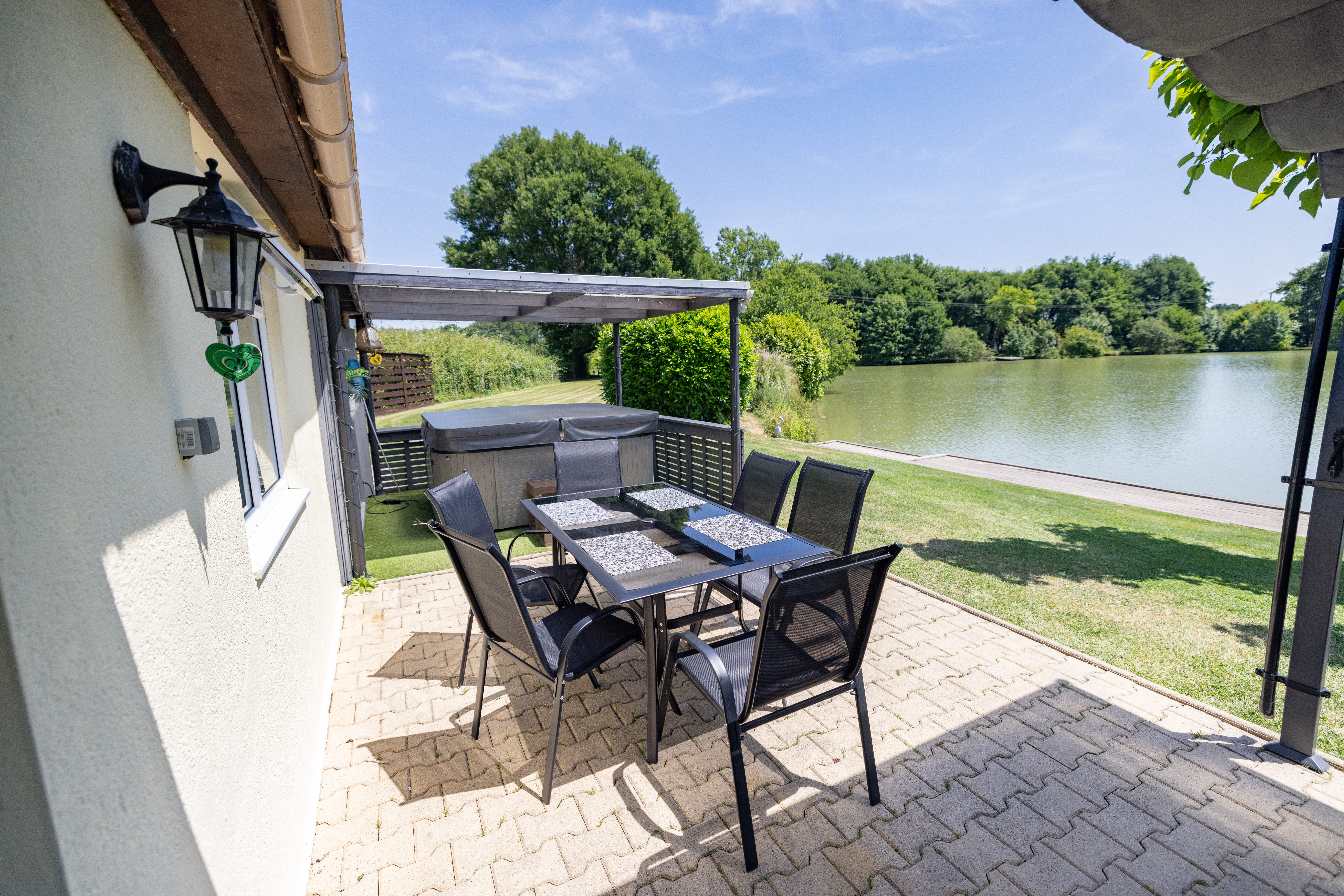 Landes hot tub and lakeside accommodation - carp fishing in France