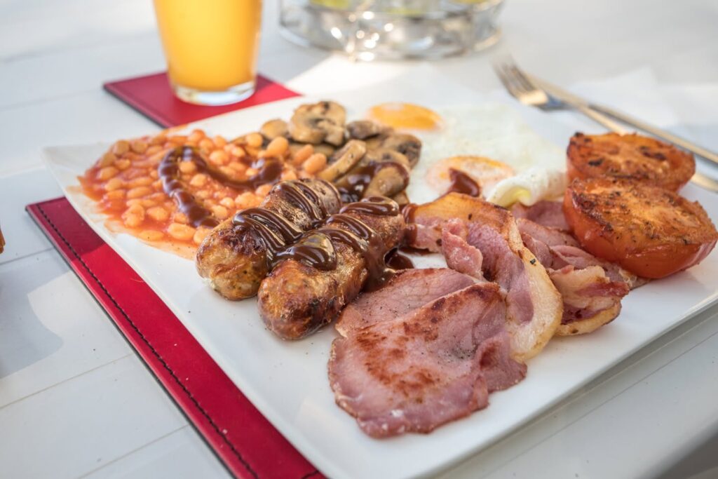 French lakes that offer food packages on site