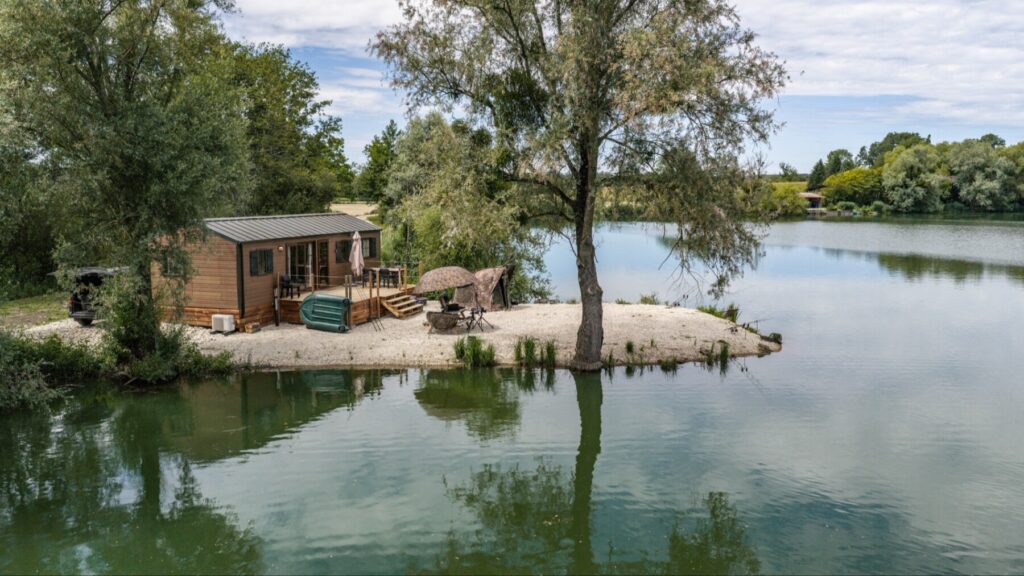 Le Sauci - a French carp lake with lakeside accommodation well suited to early season and cold weather fishing