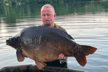 Heatwave Heroes: Frank Lands 61lb PB Mirror - 1