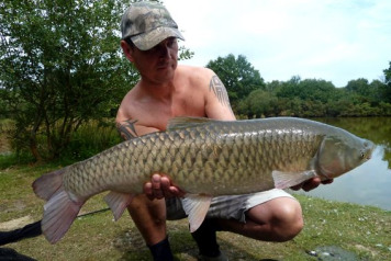 Lee Walker Lands the Menâ€™s Lake Record Grass Carp! - 2