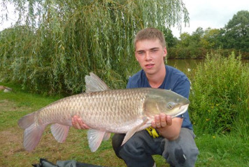 Lee Walker Lands the Menâ€™s Lake Record Grass Carp! - 4