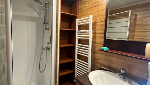 Le Sauci, Carp Fishing in France with Lodges, Second Shower Room (accessed from living area)