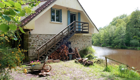 Bears Lake, Carp Fishing France with Accommodation, Steps up to apartment entrance