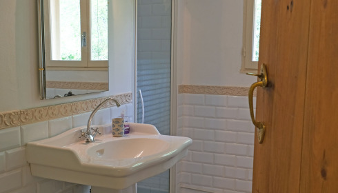 Bears Lake, Carp Fishing France with Accommodation, Bathroom