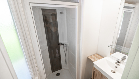 Carp House, Carp Fishing France with Lodge, Shower Room