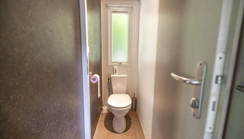 Carp House, Carp Fishing France with Lodge, Toilet