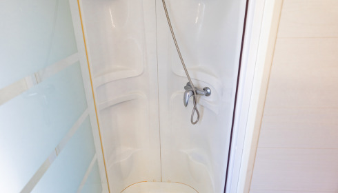 Cerises, Carp Lake Close to Calais, Shower Room
