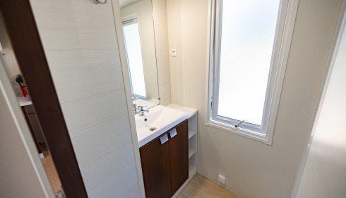 Cerises, Carp Lake Close to Calais, Shower Room