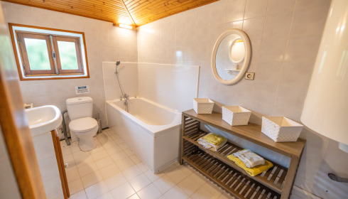Lakeview, Carp Fishing France with Accommodation, Bathroom (Ground Floor)