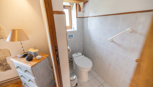 Lakeview, Carp Fishing France with Accommodation, 2nd Toilet (Ground Floor)