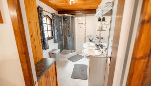 Landes, Carp fishing France, Additional Accommodation (Optional): Shower Room
