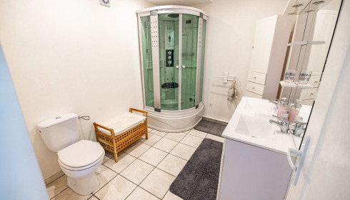 Landes, Carp fishing France, Lakeside Accommodation: Bathroom