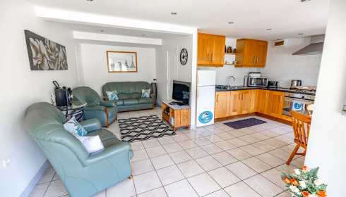 Landes, Carp fishing France, Lakeside Accommodation: Living & Kitchen