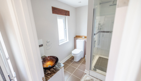 Maniere, Carp fishing in France with accommodation, Shower Room