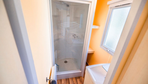 Eau De Vie North, Exclusive Carp Fishing Holiday in France, Shower Room