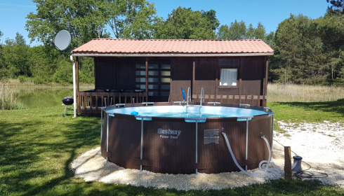 Golden Carp Lake, Big Carp Fishing France with a Social Lodge, Splash Pool