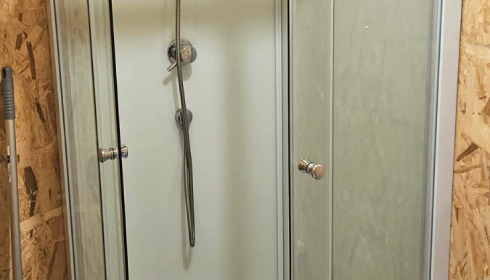 Duquesne, Carp Lake in Northern France, Lakeside Lodge - Shower