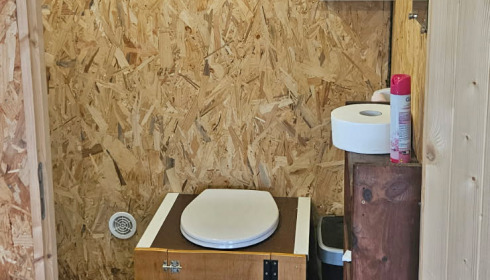 Duquesne, Carp Lake in Northern France, Lakeside Lodge - Dry Toilet