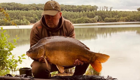 A 31 lb carp from Lepinet South, shaun sacuard and bill dixson, Jul 2020