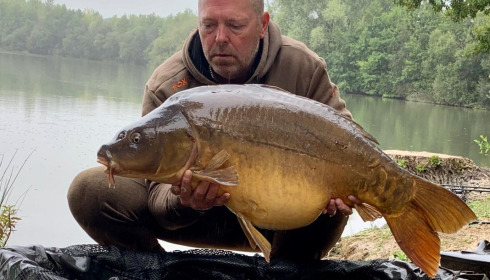 A 41 lb carp from Lepinet South, shaun sacuard and bill dixson, Jul 2020