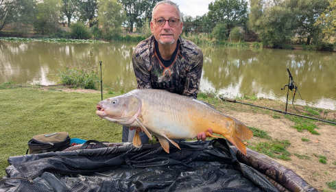 A 28 lb carp from Lillypool, Rob with a mirror, Aug 2026