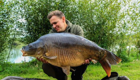 A 37 lb carp from Deux Iles, Lake owner Bruno, May 2020