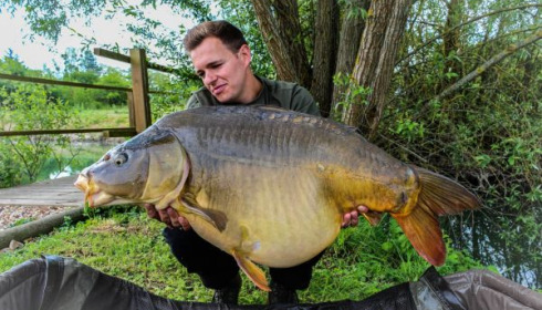 A 44 lb carp from Deux Iles, Lake owner Bruno, May 2020