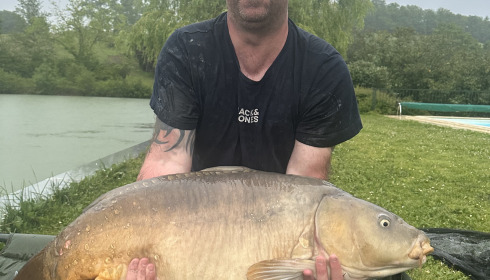 A 48 lb fish from Mas Bas Main Lake, PB mirror carp, May 2024