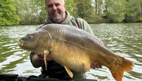 A 44 lb 15 oz fish from Old Oaks, Matt with a chunky mirror, Apr 2025