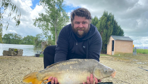 A 25 lb 9 oz fish from Vincons, Mirror caught on quiver tip, May 2024