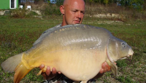 A 27 lb carp from Beaurepaire, S Chawner, Sep 2009