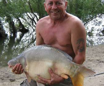 A 33 lb 10 oz carp from Beaurepaire, Mr Beeton, Aug 2007