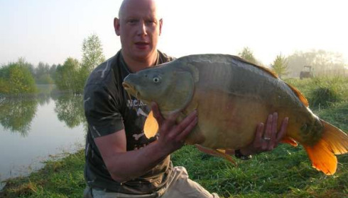 A 30 lb carp from Beaurepaire, Mr Wadey, Apr 2007