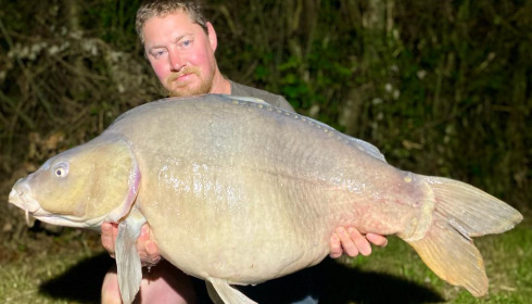A 42 lb 8 oz fish from Blue Lake, Ginge hoping his back doesn't give way, Jun 2023
