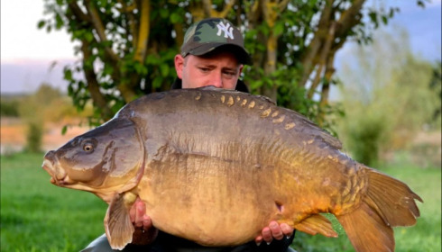 A 41 lb 2 oz carp from Deux Iles, Danny Banks, May 2019