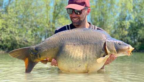 A 37 lb 4 oz carp from Deux Iles, Julien, May 2021