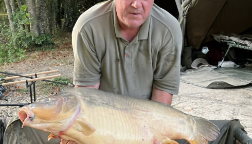 A fish from Eau De Vie South, Peter struggling to hold a new PB 43-4 mirror, Aug 2022