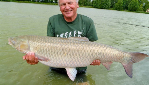 A 42 lb 12 oz grass carp from Jonchery, Jul 2012
